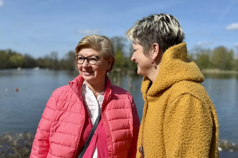 Anja Mattausch und eine Seniorin am Wasser