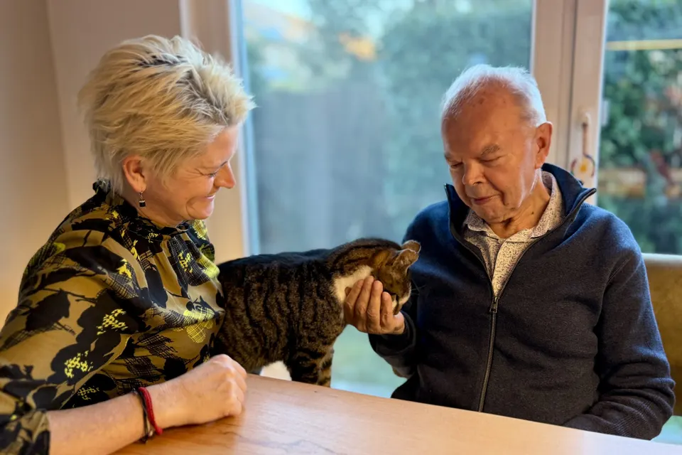 Anja Mattausch zu Besuch bei einem Senior mit Katze