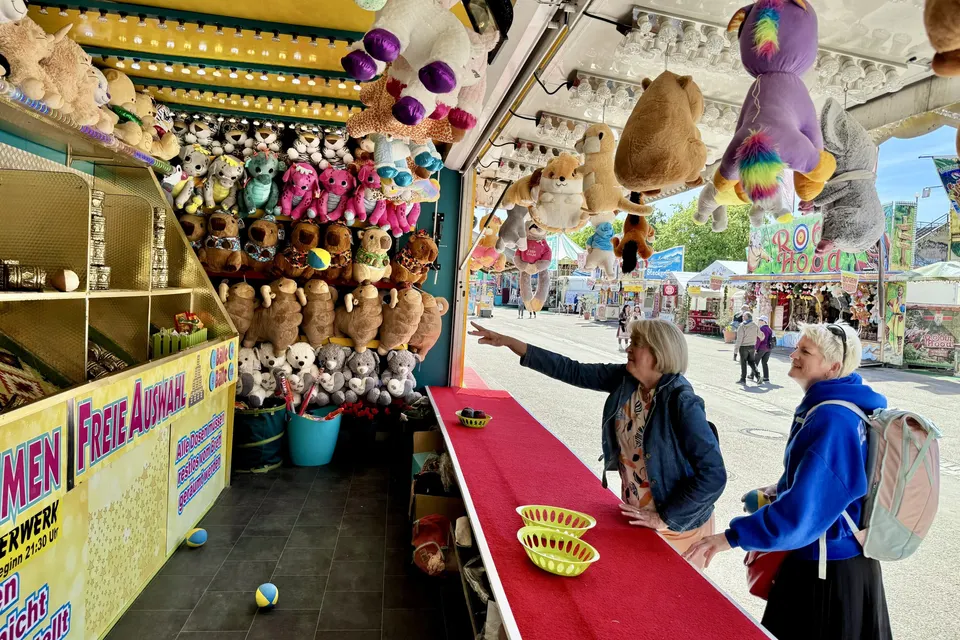 Anja Mattausch und eine Seniorin auf dem Volksfest an der Losbude