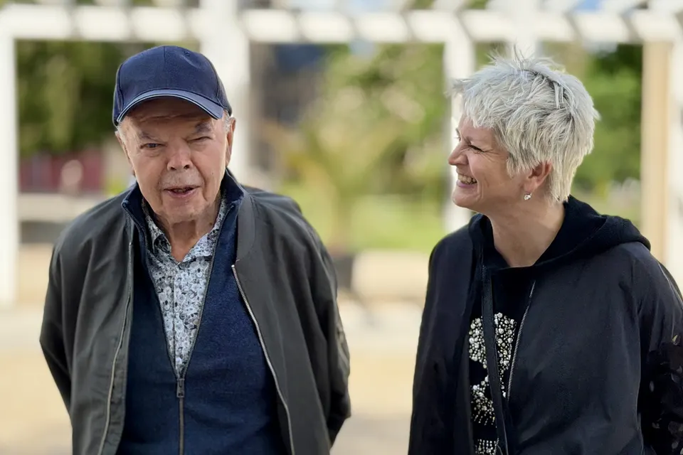 Anja Mattausch mit einem Senior im Park