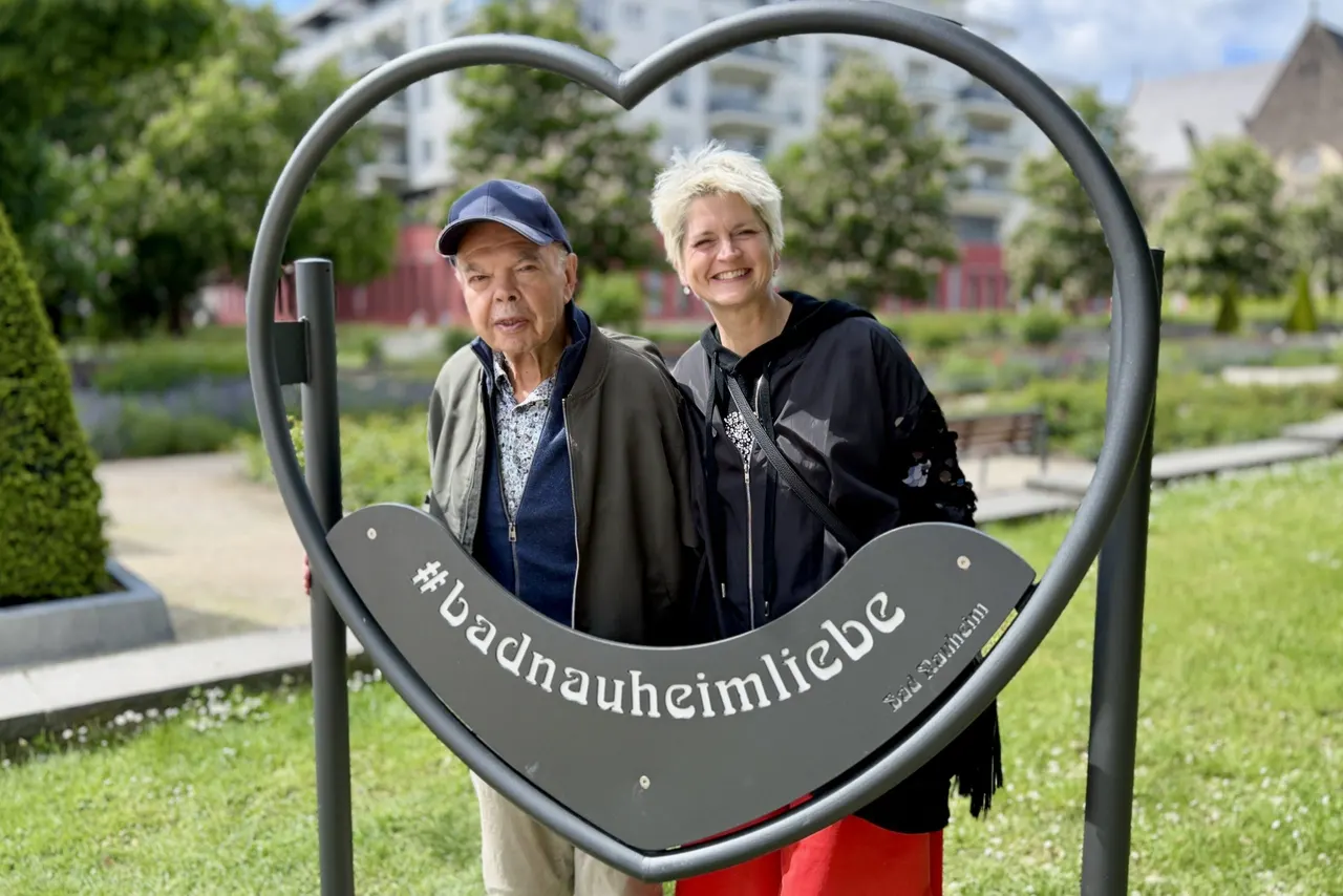 Anja Mattausch mit einem Senior am Herz-Rahmen „#badnauheimliebe“ in Bad Nauheim