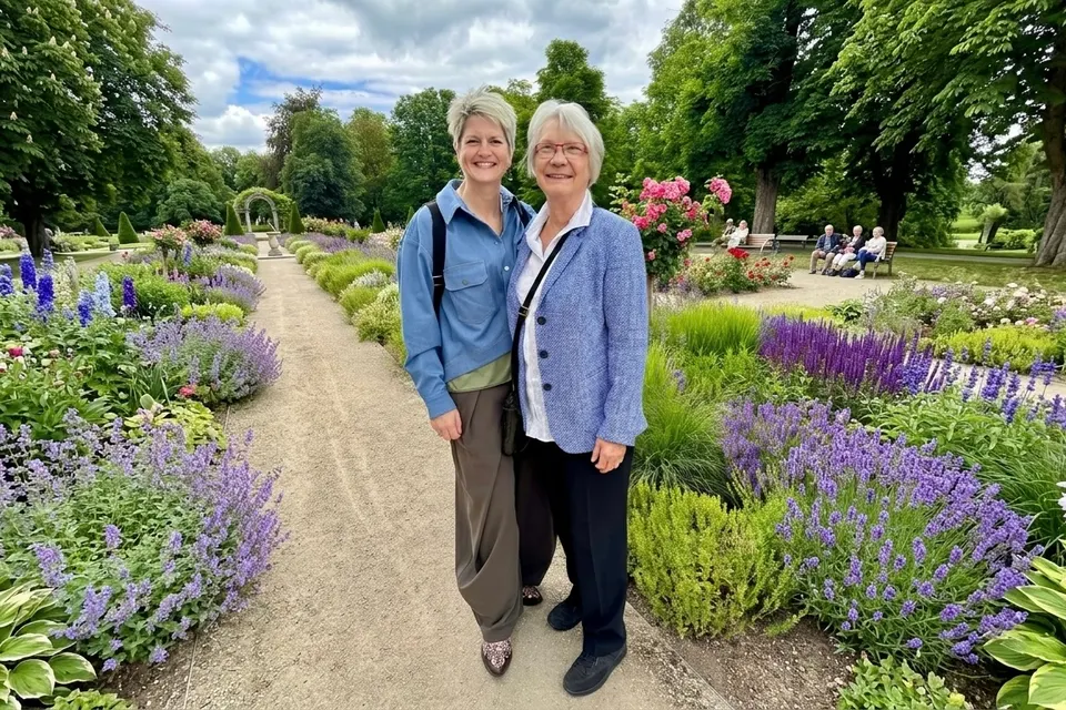 Anja Mattausch und eine Seniorin im Rosengarten