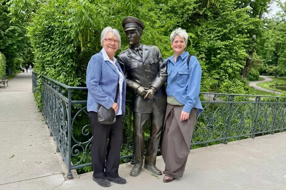 Anja Mattausch und eine Seniorin an der Elvis-Statue in Bad Nauheim